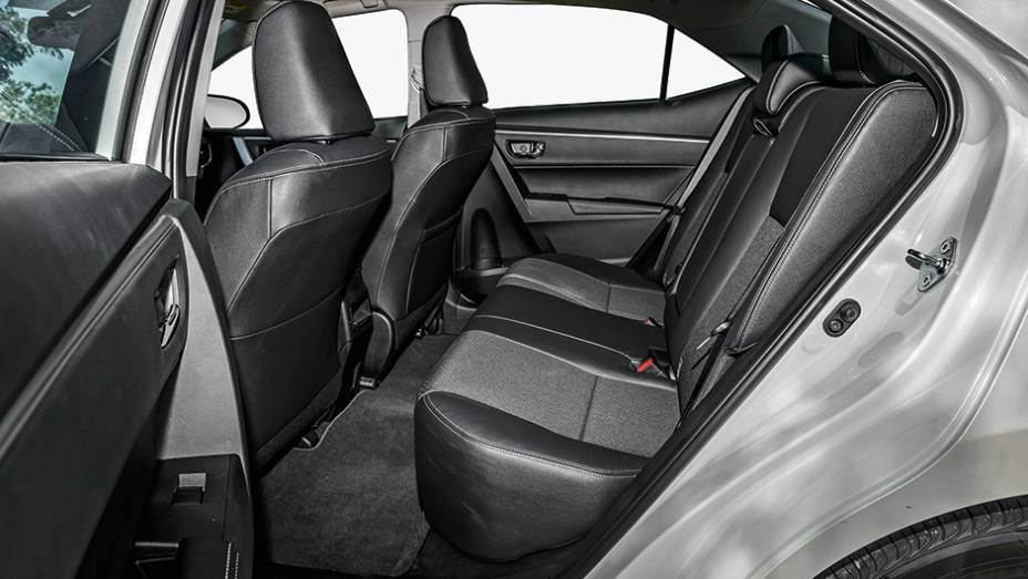 Mais 10 cm para pernas e piso 100% plano atrás | <a href="https://preprod.quatrorodas.abril.com.br/carros/impressoes/toyota-corolla-2014-751803.shtml" rel="migration">Leia mais</a>