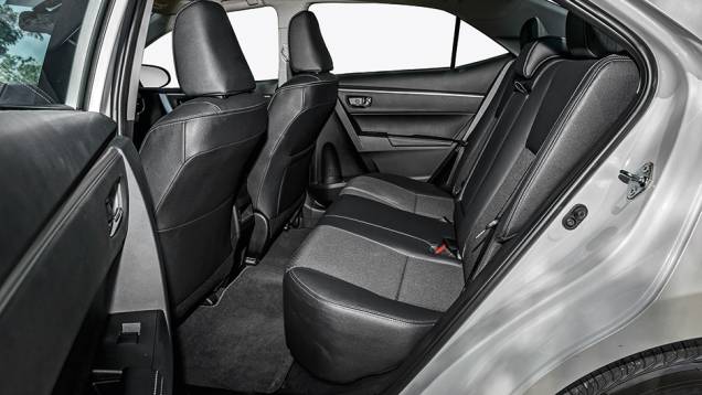 Mais 10 cm para pernas e piso 100% plano atrás | <a href="https://preprod.quatrorodas.abril.com.br/carros/impressoes/toyota-corolla-2014-751803.shtml" rel="migration">Leia mais</a> Mais 10 cm para pernas e piso 100% plano atrás | <a href="https://preprod.quatrorodas.abril.com.br/carros/impressoes/toyota-corolla-2014-751803.shtml" rel="migration">Leia mais</a>