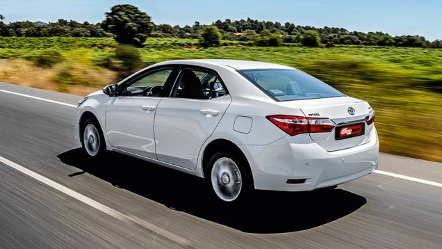 Carroceria de formas suaves e lisas deu lugar a vincos marcantes | <a href="https://preprod.quatrorodas.abril.com.br/carros/impressoes/toyota-corolla-2014-751803.shtml" rel="migration">Leia mais</a> Carroceria de formas suaves e lisas deu lugar a vincos marcantes | <a href="https://preprod.quatrorodas.abril.com.br/carros/impressoes/toyota-corolla-2014-751803.shtml" rel="migration">Leia mais</a>