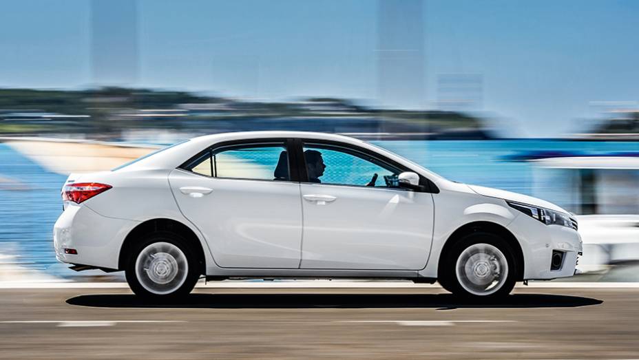 São 10 cm a mais de entre-eixos: os passageiros de trás agradecem | <a href="https://preprod.quatrorodas.abril.com.br/carros/impressoes/toyota-corolla-2014-751803.shtml" rel="migration">Leia mais</a>
