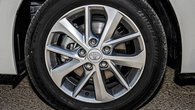 Rodas de liga aro 16 e freio a disco ventilado na frente | <a href="https://preprod.quatrorodas.abril.com.br/carros/impressoes/toyota-corolla-2014-751803.shtml" rel="migration">Leia mais</a> Rodas de liga aro 16 e freio a disco ventilado na frente | <a href="https://preprod.quatrorodas.abril.com.br/carros/impressoes/toyota-corolla-2014-751803.shtml" rel="migration">Leia mais</a>