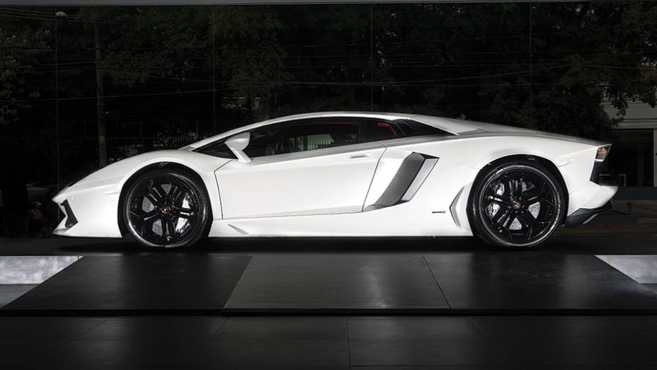 Lamborghini Aventador | <a href="https://preprod.quatrorodas.abril.com.br/reportagens/geral/show-milhoes-754360.shtml" rel="migration">Leia mais</a>