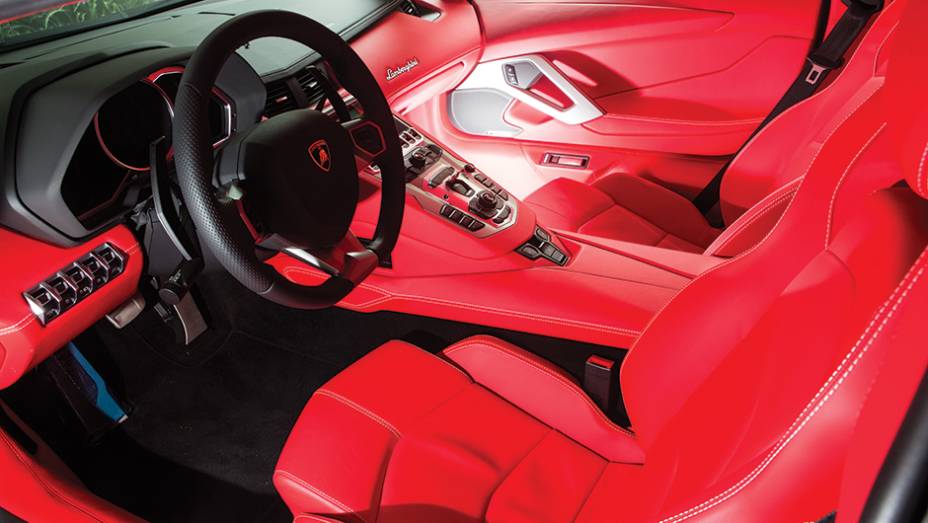 Aventador à venda tem acabamento de couro vermelho com costuras brancas | <a href="https://preprod.quatrorodas.abril.com.br/reportagens/geral/show-milhoes-754360.shtml" rel="migration">Leia mais</a>