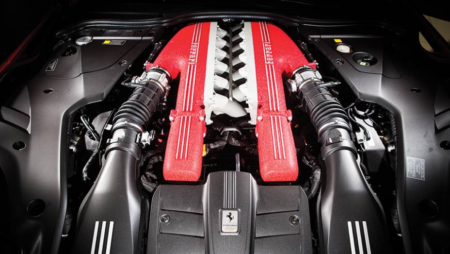 Motor V12 da FF tem 6,2 litros e rende at&eacute; 740 cv | <a href="https://preprod.quatrorodas.abril.com.br/reportagens/geral/show-milhoes-754360.shtml" rel="migration">Leia mais</a>