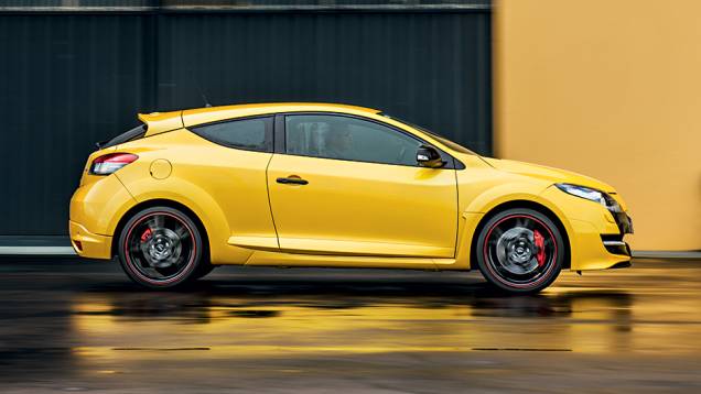 Mégane RS traz rodas aro 18 e saias aerodinâmicas | <a href="https://preprod.quatrorodas.abril.com.br/carros/impressoes/renault-megane-rs-cup-754473.shtml" rel="migration">Leia mais</a> Mégane RS traz rodas aro 18 e saias aerodinâmicas | <a href="https://preprod.quatrorodas.abril.com.br/carros/impressoes/renault-megane-rs-cup-754473.shtml" rel="migration">Leia mais</a>