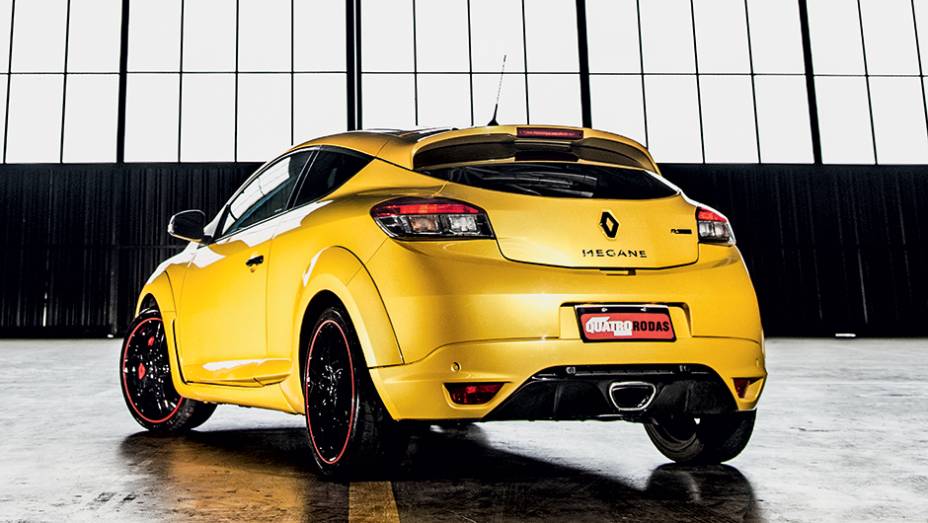 Para-choque com escapamento central e difusor | <a href="https://preprod.quatrorodas.abril.com.br/carros/impressoes/renault-megane-rs-cup-754473.shtml" rel="migration">Leia mais</a>