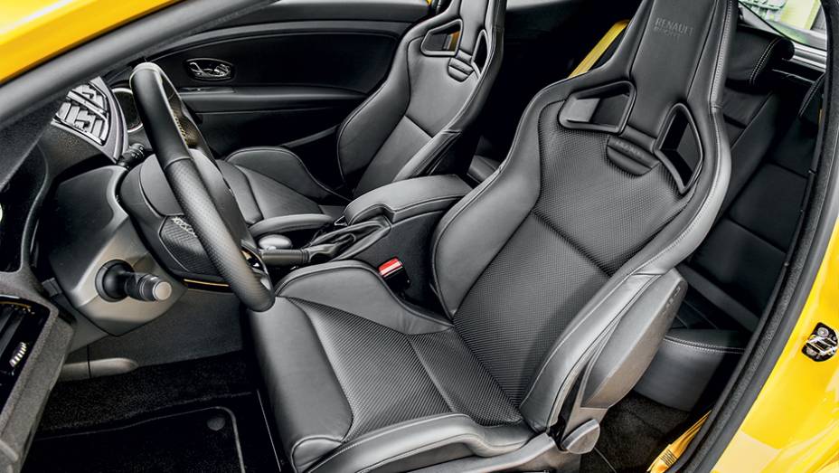 Bancos de couro, tipo concha, da marca Recaro | <a href="https://preprod.quatrorodas.abril.com.br/carros/impressoes/renault-megane-rs-cup-754473.shtml" rel="migration">Leia mais</a>