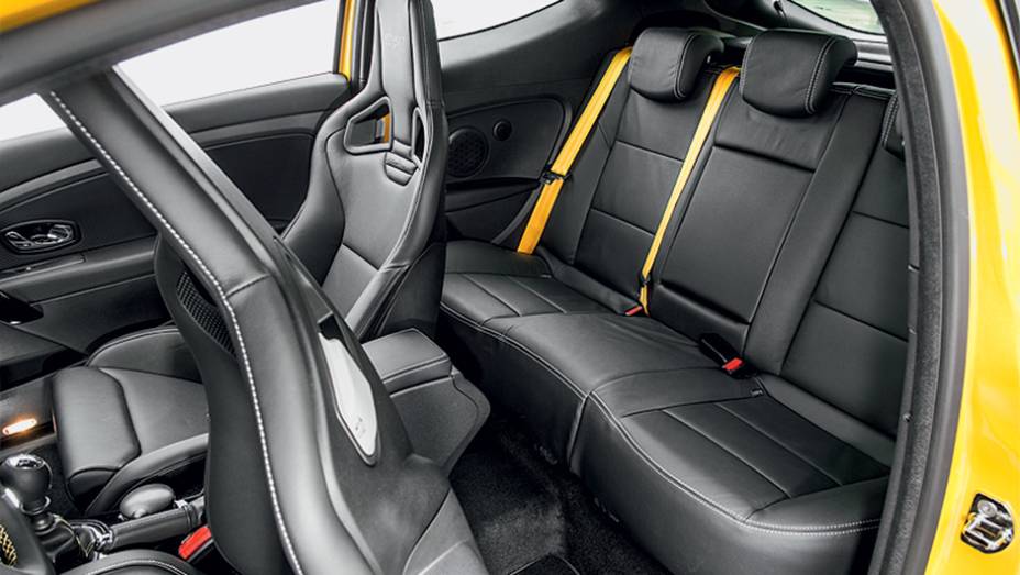 Atr&aacute;s h&aacute; espa&ccedil;o para dois adultos | <a href="https://preprod.quatrorodas.abril.com.br/carros/impressoes/renault-megane-rs-cup-754473.shtml" rel="migration">Leia mais</a>