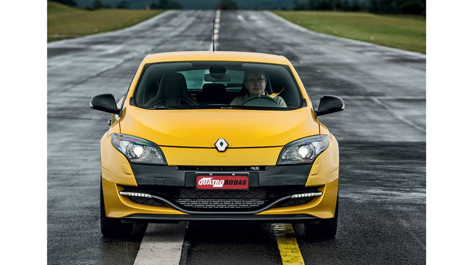 Lâmina dianteira é inspirada nos carros da F-1 | <a href="https://preprod.quatrorodas.abril.com.br/carros/impressoes/renault-megane-rs-cup-754473.shtml" rel="migration">Leia mais</a>