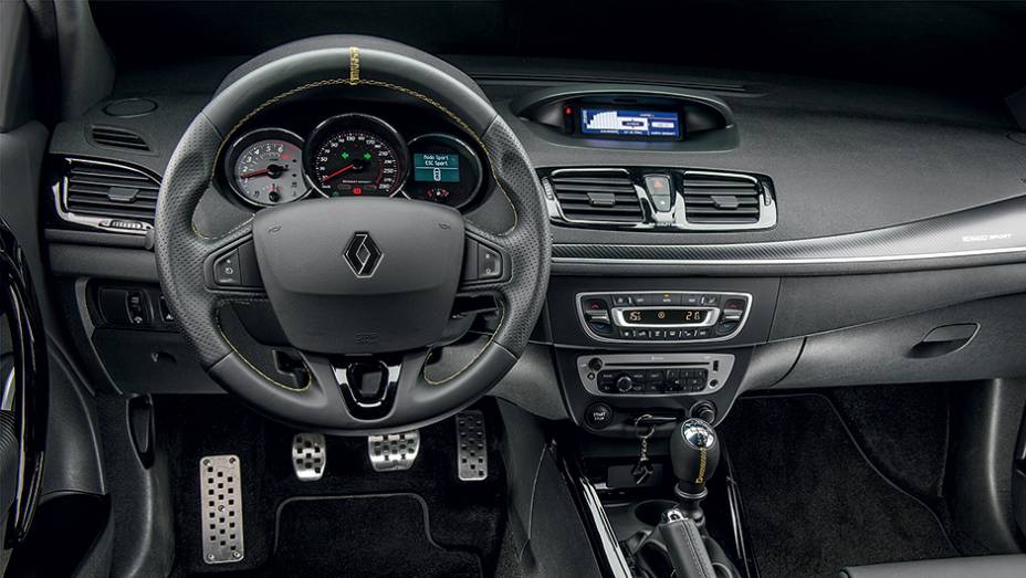 O painel do RS é semelhante ao do sedã Fluence | <a href="https://preprod.quatrorodas.abril.com.br/carros/impressoes/renault-megane-rs-cup-754473.shtml" rel="migration">Leia mais</a>