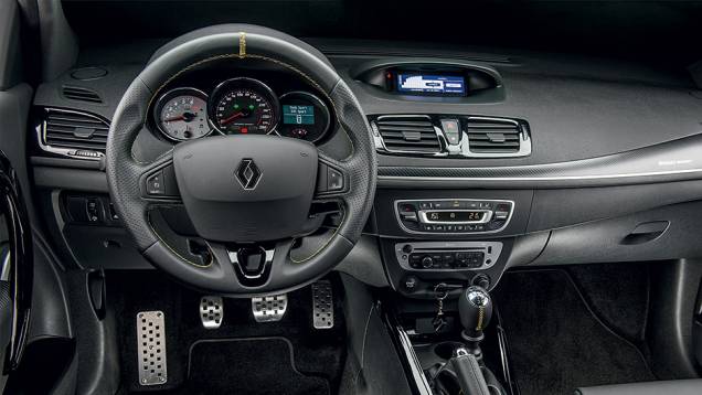 O painel do RS é semelhante ao do sedã Fluence | <a href="https://preprod.quatrorodas.abril.com.br/carros/impressoes/renault-megane-rs-cup-754473.shtml" rel="migration">Leia mais</a> O painel do RS é semelhante ao do sedã Fluence | <a href="https://preprod.quatrorodas.abril.com.br/carros/impressoes/renault-megane-rs-cup-754473.shtml" rel="migration">Leia mais</a>