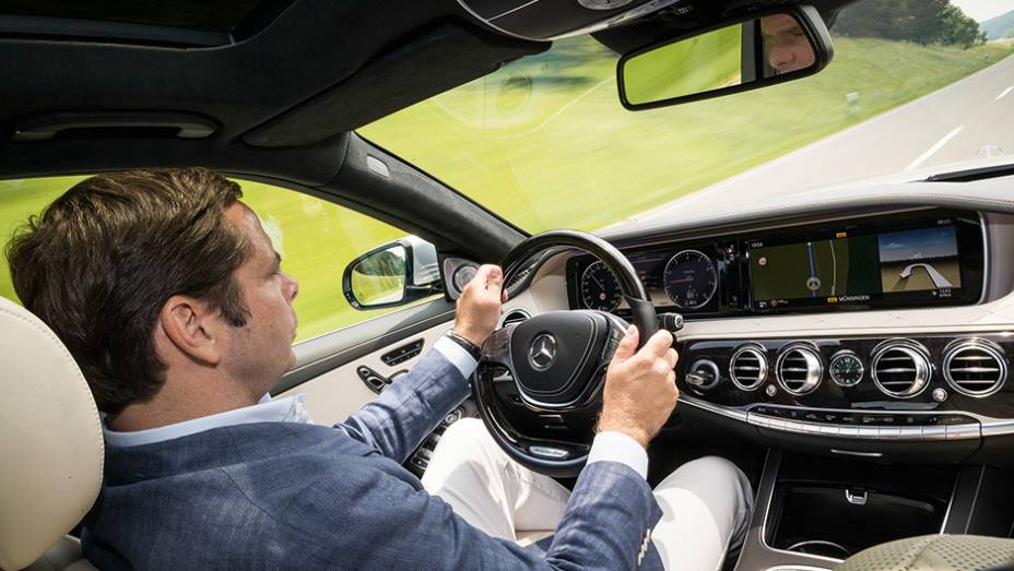 Dois monitores: dados do carro e infotenimento | <a href="https://preprod.quatrorodas.abril.com.br/carros/impressoes/mercedes-benz-s-500-754978.shtml" rel="migration">Leia mais</a>