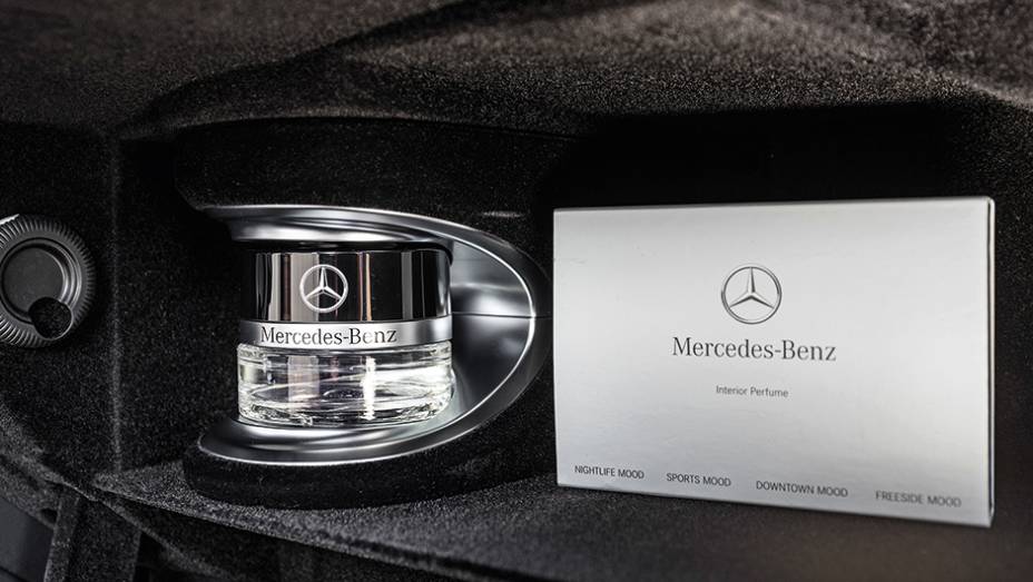 Ar da cabine é purificado e pode receber uma dose de perfume | <a href="https://preprod.quatrorodas.abril.com.br/carros/impressoes/mercedes-benz-s-500-754978.shtml" rel="migration">Leia mais</a>