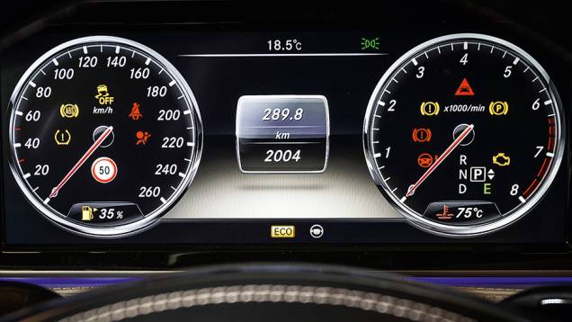 Instrumentos formados por uma tela que simula mostradores analógicos | <a href="https://preprod.quatrorodas.abril.com.br/carros/impressoes/mercedes-benz-s-500-754978.shtml" rel="migration">Leia mais</a> Instrumentos formados por uma tela que simula mostradores analógicos | <a href="https://preprod.quatrorodas.abril.com.br/carros/impressoes/mercedes-benz-s-500-754978.shtml" rel="migration">Leia mais</a>