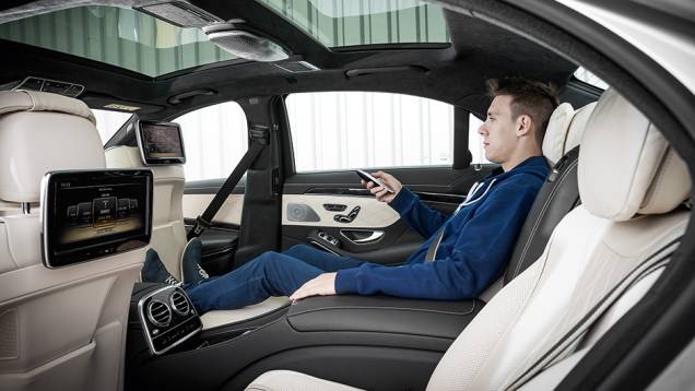 Teto solar duplo, telas individuais e poltronas reclináveis para quem viaja atrás | <a href="https://preprod.quatrorodas.abril.com.br/carros/impressoes/mercedes-benz-s-500-754978.shtml" rel="migration">Leia mais</a> Teto solar duplo, telas individuais e poltronas reclináveis para quem viaja atrás | <a href="https://preprod.quatrorodas.abril.com.br/carros/impressoes/mercedes-benz-s-500-754978.shtml" rel="migration">Leia mais</a>