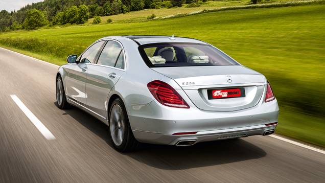 Todas as luzes do veículo são formadas por leds | <a href="https://preprod.quatrorodas.abril.com.br/carros/impressoes/mercedes-benz-s-500-754978.shtml" rel="migration">Leia mais</a> Todas as luzes do veículo são formadas por leds | <a href="https://preprod.quatrorodas.abril.com.br/carros/impressoes/mercedes-benz-s-500-754978.shtml" rel="migration">Leia mais</a>