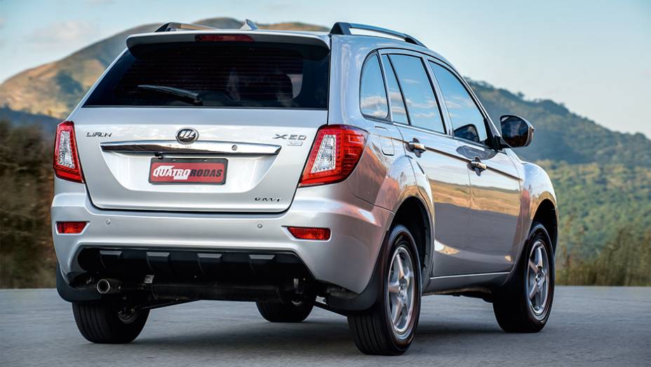Mais pr&aacute;tica, a tampa traseira abre para cima, mas &eacute; pesada | <a href="https://preprod.quatrorodas.abril.com.br/carros/comparativos/lifan-x60-x-chery-tiggo-756386.shtml" rel="migration">Leia mais</a>