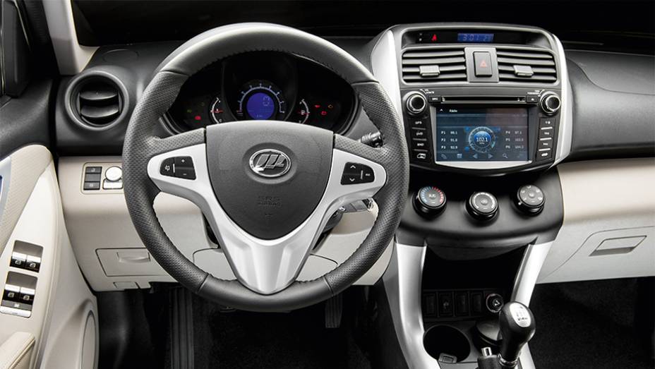 Tela touch screen exibe GPS, DVD e imagem da c&acirc;mera de r&eacute; | <a href="https://preprod.quatrorodas.abril.com.br/carros/comparativos/lifan-x60-x-chery-tiggo-756386.shtml" rel="migration">Leia mais</a>