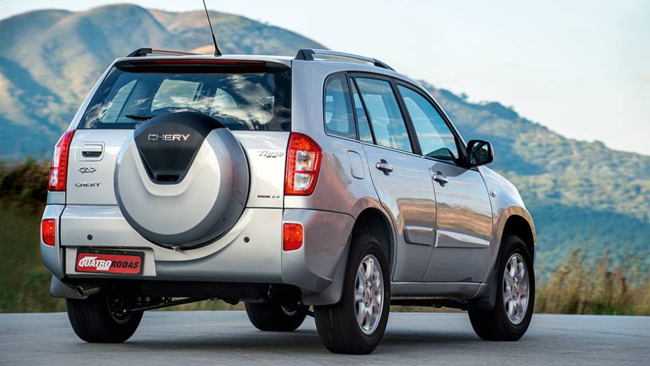 Capa de estepe &eacute; de s&eacute;rie. Tampa traseira abre-se para a direita | <a href="https://preprod.quatrorodas.abril.com.br/carros/comparativos/lifan-x60-x-chery-tiggo-756386.shtml" rel="migration">Leia mais</a>
