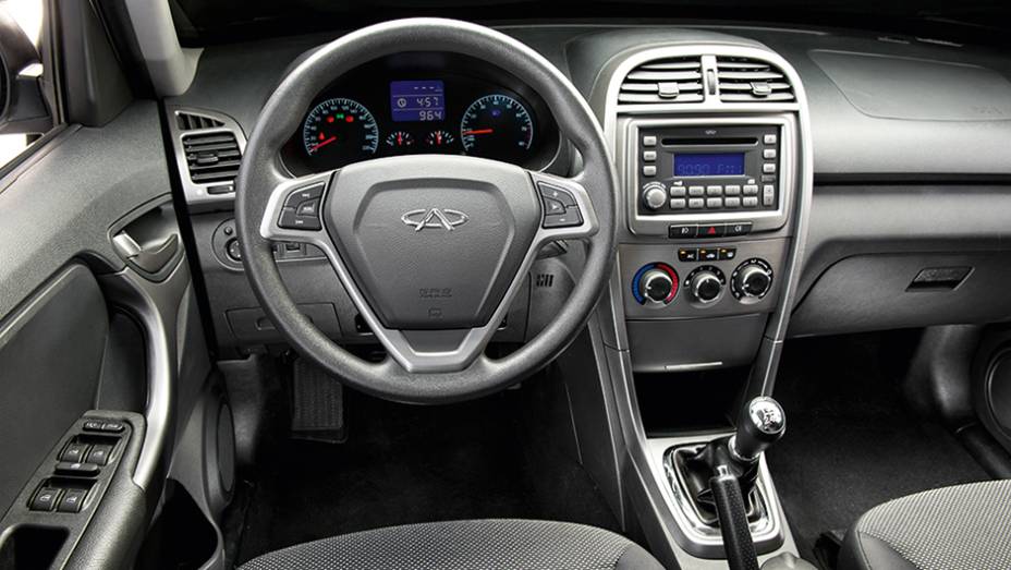 Interior é básico demais. O segmento já pede mais requinte | <a href="https://preprod.quatrorodas.abril.com.br/carros/comparativos/lifan-x60-x-chery-tiggo-756386.shtml" rel="migration">Leia mais</a>