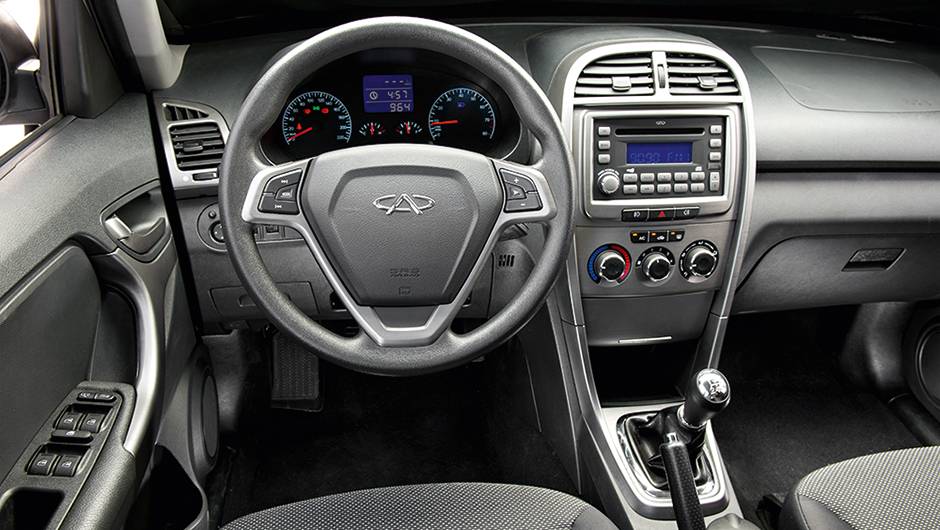 Interior &eacute; b&aacute;sico demais. O segmento j&aacute; pede mais requinte | <a href="https://preprod.quatrorodas.abril.com.br/carros/comparativos/lifan-x60-x-chery-tiggo-756386.shtml" rel="migration">Leia mais</a>