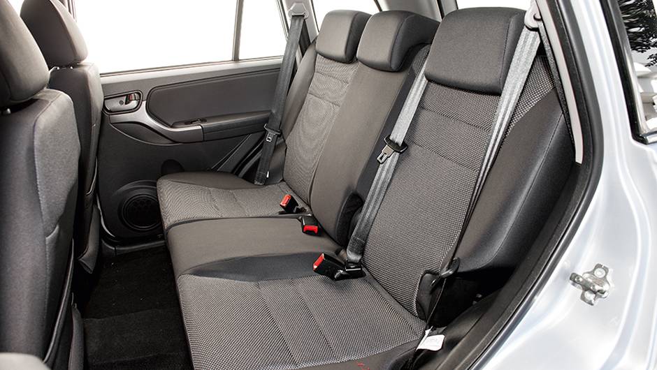 Tiggo tem cintos de tr&ecirc;s pontos e encosto de cabe&ccedil;a central | <a href="https://preprod.quatrorodas.abril.com.br/carros/comparativos/lifan-x60-x-chery-tiggo-756386.shtml" rel="migration">Leia mais</a>