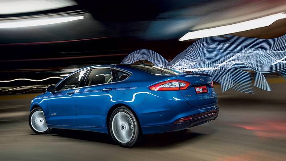 O aerof&oacute;lio traseiro d&aacute; ar esportivo ao modelo | <a href="https://preprod.quatrorodas.abril.com.br/carros/testes/ford-fusion-hybrid-757087.shtml" rel="migration">Leia mais</a>