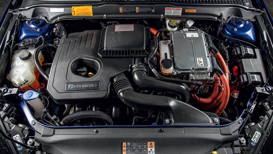 Gasolina (esq.) e el&eacute;trico (dir.) somam 190 cv de pot&ecirc;ncia | <a href="https://preprod.quatrorodas.abril.com.br/carros/testes/ford-fusion-hybrid-757087.shtml" rel="migration">Leia mais</a>