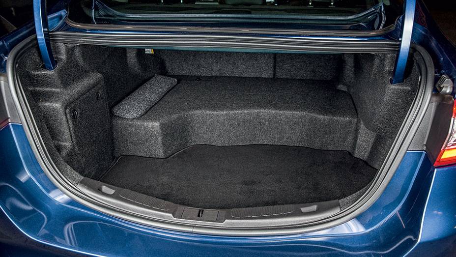 O porta-malas perdeu 122 litros do espa&ccedil;o para a bateria | <a href="https://preprod.quatrorodas.abril.com.br/carros/testes/ford-fusion-hybrid-757087.shtml" rel="migration">Leia mais</a>