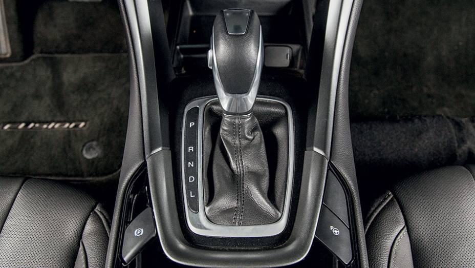 C&acirc;mbio conta com efeito de freio-motor eletr&ocirc;nico, para limitar a velocidade nas descidas | <a href="https://preprod.quatrorodas.abril.com.br/carros/testes/ford-fusion-hybrid-757087.shtml" rel="migration">Leia mais</a>
