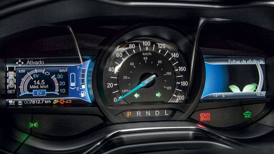 Motorista configura informa&ccedil;&otilde;es que v&atilde;o nos visores laterais | <a href="https://preprod.quatrorodas.abril.com.br/carros/testes/ford-fusion-hybrid-757087.shtml" rel="migration">Leia mais</a>
