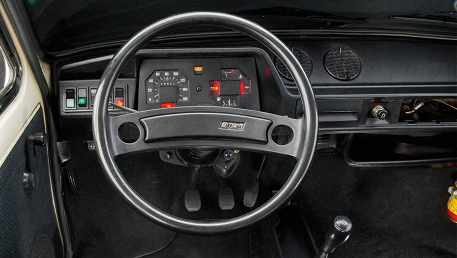 Interior funcional, mas sem preocupa&ccedil;&atilde;o com a est&eacute;tica | <a href="https://preprod.quatrorodas.abril.com.br/carros/classicos-brasileiros/fiat-panorama-756366.shtml" rel="migration">Leia mais</a>