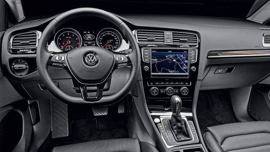 Qualidade geral da cabine aproxima o Golf os VW de luxo | <a href="https://preprod.quatrorodas.abril.com.br/carros/testes/volkswagen-golf-highline-1-4-tsi-755814.shtml" rel="migration">Leia mais</a>