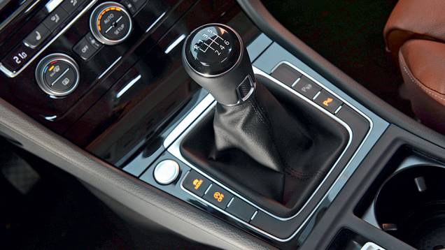 Câmbio manual de seis marchas de série na versão básica | <a href="https://preprod.quatrorodas.abril.com.br/carros/testes/volkswagen-golf-highline-1-4-tsi-755814.shtml" rel="migration">Leia mais</a> Câmbio manual de seis marchas de série na versão básica | <a href="https://preprod.quatrorodas.abril.com.br/carros/testes/volkswagen-golf-highline-1-4-tsi-755814.shtml" rel="migration">Leia mais</a>