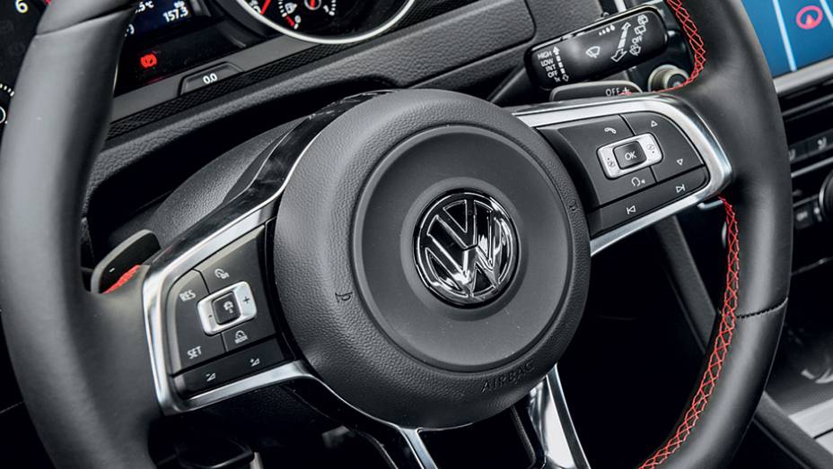 Com revestimento de couro, opcional,... | <a href="https://preprod.quatrorodas.abril.com.br/carros/testes/volkswagen-golf-highline-1-4-tsi-755814.shtml" rel="migration">Leia mais</a>