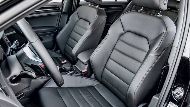 ... bancos e volante têm costuras vermelhas | <a href="https://preprod.quatrorodas.abril.com.br/carros/testes/volkswagen-golf-highline-1-4-tsi-755814.shtml" rel="migration">Leia mais</a> ... bancos e volante têm costuras vermelhas | <a href="https://preprod.quatrorodas.abril.com.br/carros/testes/volkswagen-golf-highline-1-4-tsi-755814.shtml" rel="migration">Leia mais</a>
