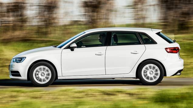 Traseira do A3 tem vidro da tampa traseira inclinado | <a href="https://preprod.quatrorodas.abril.com.br/carros/comparativos/audi-a3-x-vw-golf-757579.shtml" rel="migration">Leia mais</a> Traseira do A3 tem vidro da tampa traseira inclinado | <a href="https://preprod.quatrorodas.abril.com.br/carros/comparativos/audi-a3-x-vw-golf-757579.shtml" rel="migration">Leia mais</a>