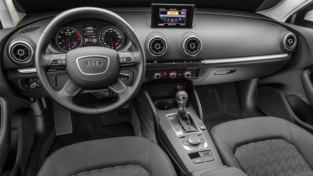 Tela retrátil e seletor giratório de funções no console | <a href="https://preprod.quatrorodas.abril.com.br/carros/comparativos/audi-a3-x-vw-golf-757579.shtml" rel="migration">Leia mais</a> Tela retrátil e seletor giratório de funções no console | <a href="https://preprod.quatrorodas.abril.com.br/carros/comparativos/audi-a3-x-vw-golf-757579.shtml" rel="migration">Leia mais</a>
