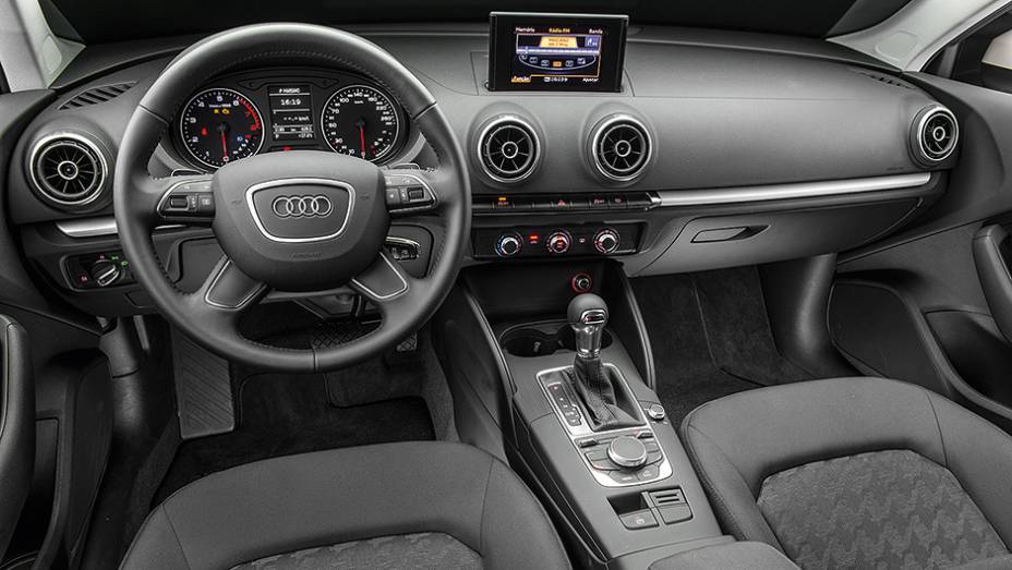 Tela retr&aacute;til e seletor girat&oacute;rio de fun&ccedil;&otilde;es no console | <a href="https://preprod.quatrorodas.abril.com.br/carros/comparativos/audi-a3-x-vw-golf-757579.shtml" rel="migration">Leia mais</a>