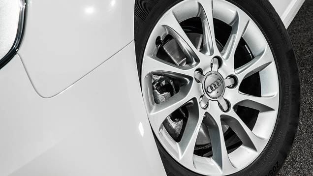 Rodas aro 16 com pneus de perfil alto dão conforto ao A3 | <a href="https://preprod.quatrorodas.abril.com.br/carros/comparativos/audi-a3-x-vw-golf-757579.shtml" rel="migration">Leia mais</a> Rodas aro 16 com pneus de perfil alto dão conforto ao A3 | <a href="https://preprod.quatrorodas.abril.com.br/carros/comparativos/audi-a3-x-vw-golf-757579.shtml" rel="migration">Leia mais</a>
