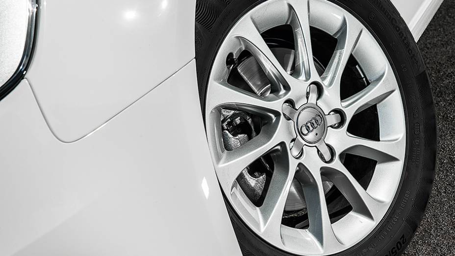Rodas aro 16 com pneus de perfil alto d&atilde;o conforto ao A3 | <a href="https://preprod.quatrorodas.abril.com.br/carros/comparativos/audi-a3-x-vw-golf-757579.shtml" rel="migration">Leia mais</a>