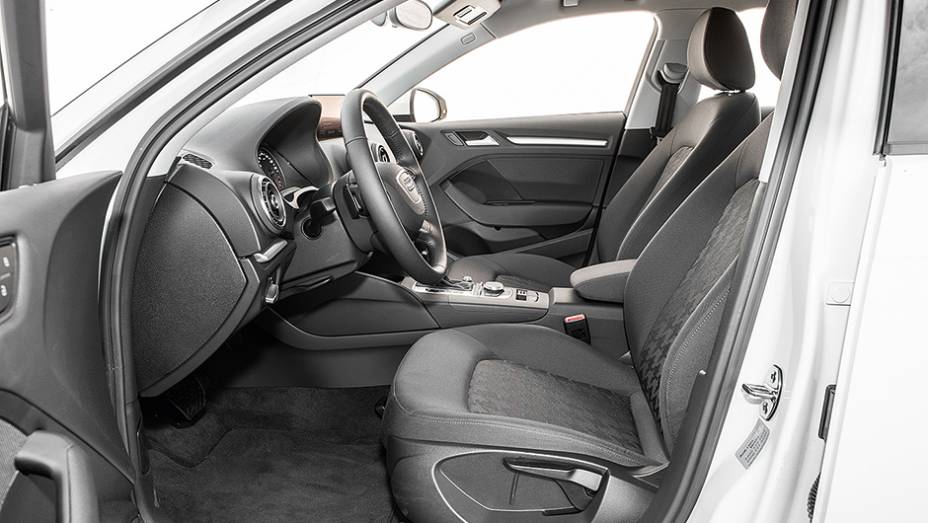 Banco do piloto s&oacute; ajusta manualmente | <a href="https://preprod.quatrorodas.abril.com.br/carros/comparativos/audi-a3-x-vw-golf-757579.shtml" rel="migration">Leia mais</a>