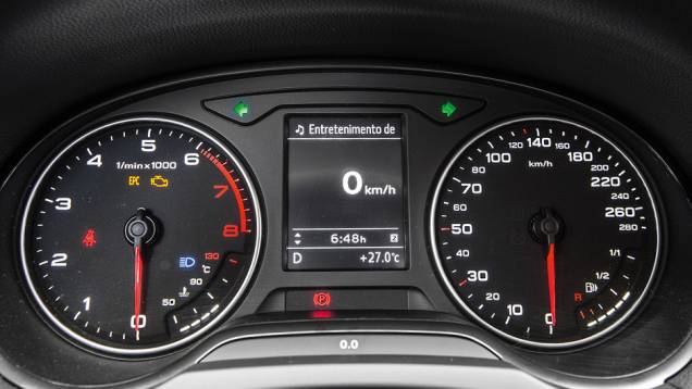 Painel tem layout clássico | <a href="https://preprod.quatrorodas.abril.com.br/carros/comparativos/audi-a3-x-vw-golf-757579.shtml" rel="migration">Leia mais</a> Painel tem layout clássico | <a href="https://preprod.quatrorodas.abril.com.br/carros/comparativos/audi-a3-x-vw-golf-757579.shtml" rel="migration">Leia mais</a>