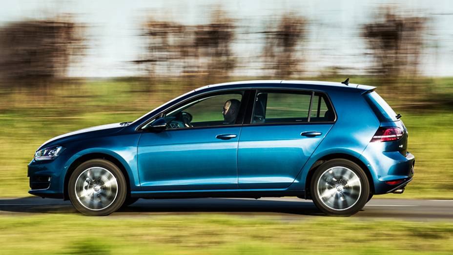 De lado, os para-lamas do VW se destacam ainda mais | <a href="https://preprod.quatrorodas.abril.com.br/carros/comparativos/audi-a3-x-vw-golf-757579.shtml" rel="migration">Leia mais</a>