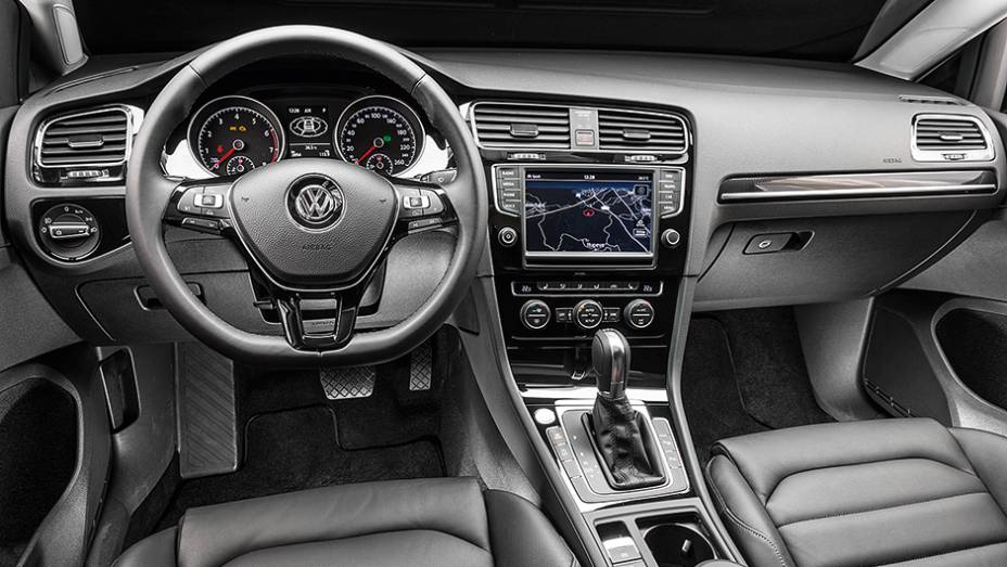 Tela de 8 polegadas: opcional atrelado &agrave; compra de outros | <a href="https://preprod.quatrorodas.abril.com.br/carros/comparativos/audi-a3-x-vw-golf-757579.shtml" rel="migration">Leia mais</a>