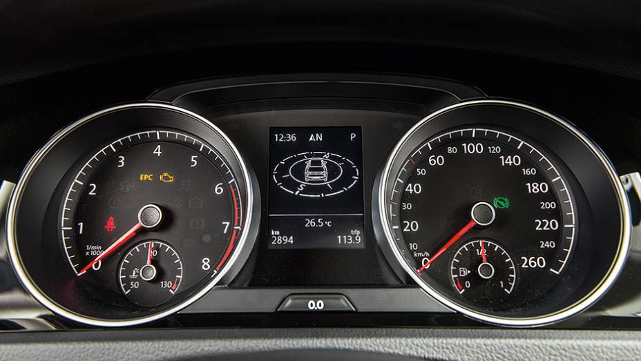 Disposi&ccedil;&atilde;o dos instrumentos similar &agrave; do A3 | <a href="https://preprod.quatrorodas.abril.com.br/carros/comparativos/audi-a3-x-vw-golf-757579.shtml" rel="migration">Leia mais</a>