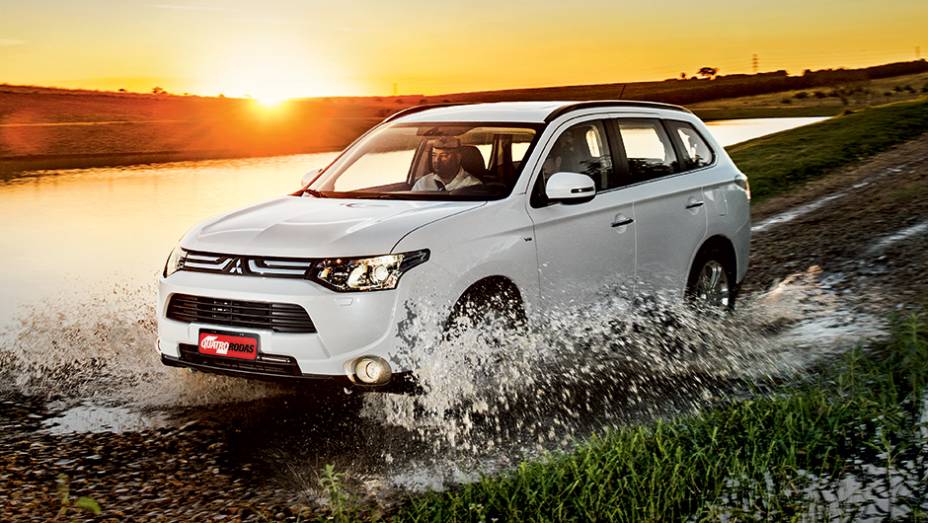 A grade mais delicada e estreita deixa a frente menos agressiva | <a href="https://preprod.quatrorodas.abril.com.br/carros/testes/mitsubishi-outlander-gt-v6-3-0-757583.shtml" rel="migration">Leia mais</a>