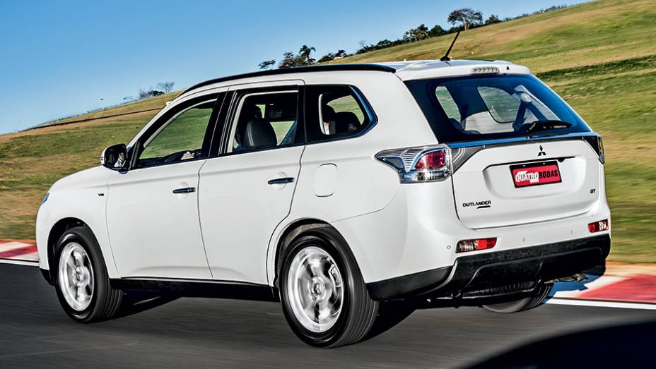 Lanternas com lente transparente: gosto duvidoso | <a href="https://preprod.quatrorodas.abril.com.br/carros/testes/mitsubishi-outlander-gt-v6-3-0-757583.shtml" rel="migration">Leia mais</a>