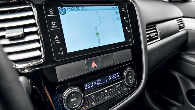 LCD é de alta definição, mas a resposta aos toques é um pouco lenta | <a href="https://preprod.quatrorodas.abril.com.br/carros/testes/mitsubishi-outlander-gt-v6-3-0-757583.shtml" rel="migration">Leia mais</a> LCD é de alta definição, mas a resposta aos toques é um pouco lenta | <a href="https://preprod.quatrorodas.abril.com.br/carros/testes/mitsubishi-outlander-gt-v6-3-0-757583.shtml" rel="migration">Leia mais</a>