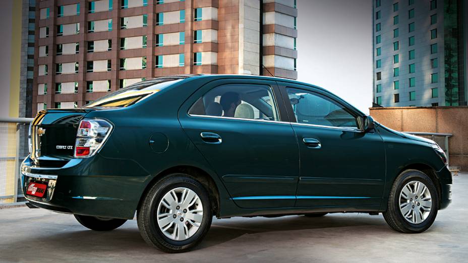 Lanterna incolor diferencia o Cobalt 1.8 das versões com motor 1.4 | <a href="https://preprod.quatrorodas.abril.com.br/carros/comparativos/cobalt-x-prisma-756506.shtml" rel="migration">Leia mais</a>